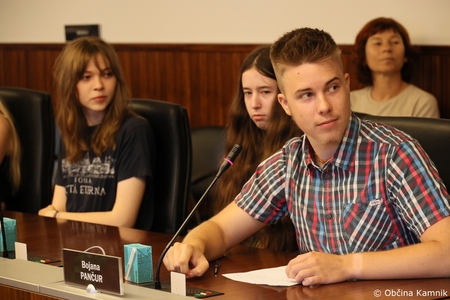 Kamniške dijakinje in dijaki v vlogi občinskih svetnikov na simulaciji odločanja (34)